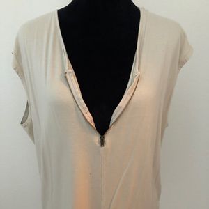 Short sleeve top with low cut